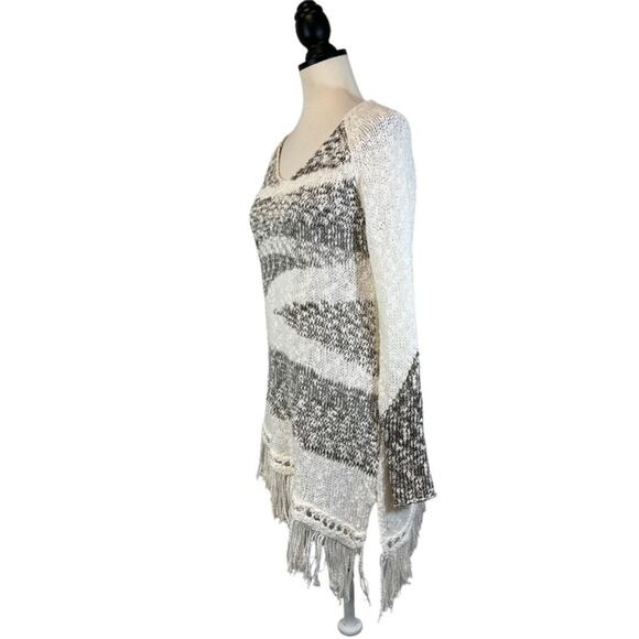 Chico's V-Neck Sweater Gray White Asymmetrical Fringe Trim, Size O (US
Size S/4) - Picture 3 of 10